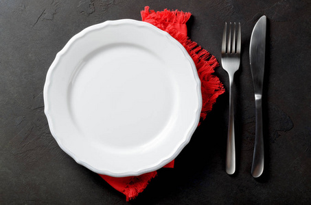 节日套的红餐巾布上的刀子和叉子和白板