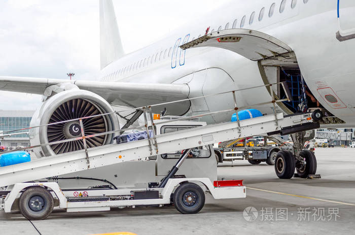 到机场的货舱行李乘客飞机装载