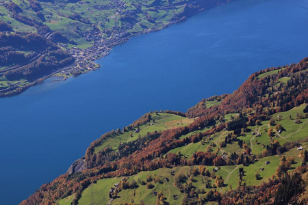 湖 Walensee 和彩林。Walenstadtberg。从茶的视图