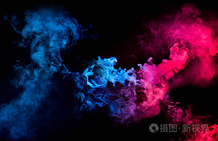 孤立在黑色背景上的彩色烟