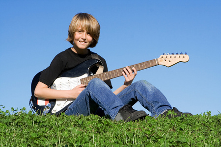弹吉他的年轻音乐家