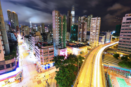 夜晚的现代城市