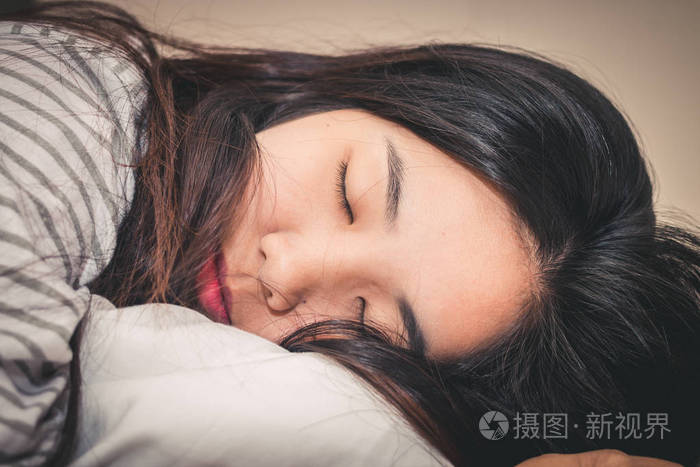漂亮的年轻女人睡觉照片-正版商用图片032a4b-摄图新视界