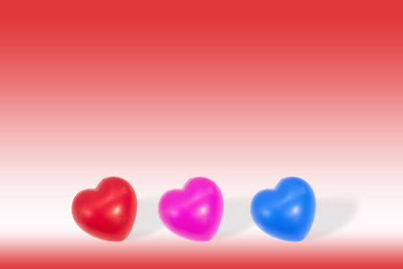 红色, 粉红色, 蓝色的心脏在红色背景与拷贝空间。概念五