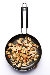 蘑菇煎或煎蘑菇或 masharoom 在一个碗或平底锅在五颜六色的背景服务