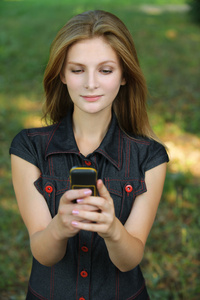 年轻漂亮的头发女人看手机的画像