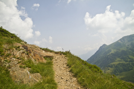 艰苦跋涉，徒步旅行 trek的现在分词  尤指在山中远足，徒步旅行，游山玩水