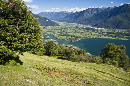 艰苦跋涉，徒步旅行 trek的现在分词  尤指在山中远足，徒步旅行，游山玩水