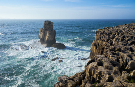 岩石和波的海浪在卡波卡武埃鲁，Penich 附近的海洋