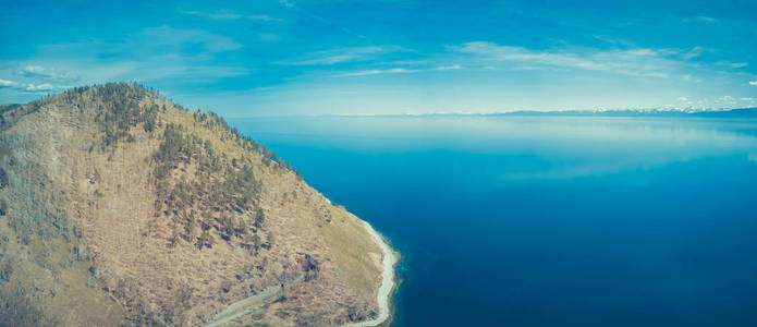 贝加尔湖湖岸边和岩石从空中鸟瞰。景观