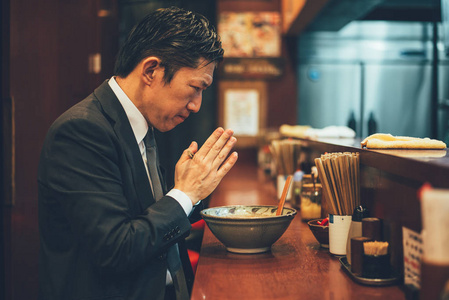 东京街头的高级商务男士瞬间