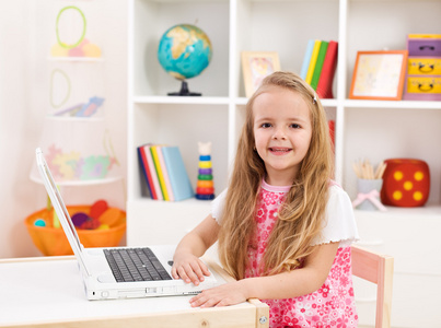 她房间里的小女孩在用笔记本电脑
