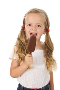 吃冰淇淋的小女孩
