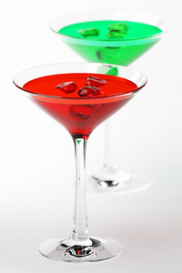 马提尼玻璃，红色和绿色的尾酒隔离在白色