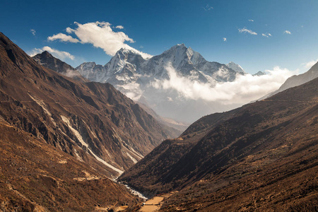 在喜马拉雅山, 尼泊尔, 徒步旅行的足迹导致珠峰大本营