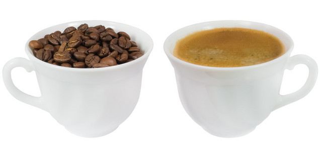 分离出两杯咖啡和咖啡豆