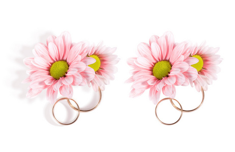 结婚戒指和粉红色的花图片
