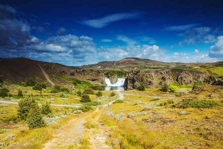风景如画的山瀑布和传统性质的冰岛