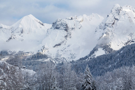 法国阿尔卑斯山的白色雪峰