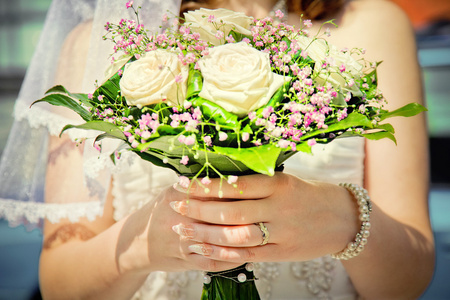 新娘捧着结婚花束