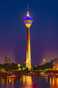 莱茵河在晚上在杜塞尔多夫的多彩夜景