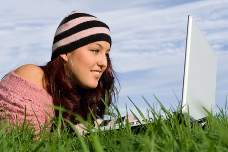 青少年户外因特网上有 wifi 便携式计算机