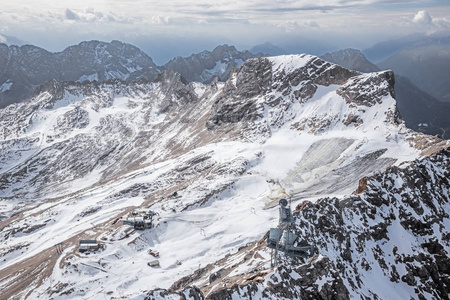 接近恶劣天气的 Wetterstein 地块