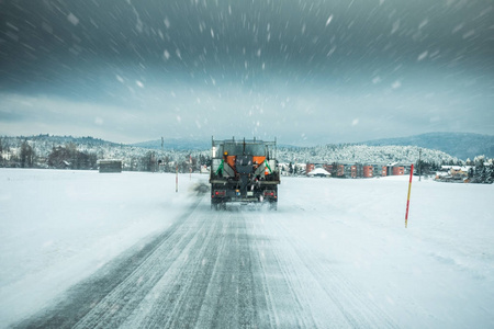 冬季服务车或 gritter 在路面上撒盐, 防止在暴风雨的雪冬天结冰