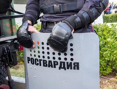 俄罗斯防暴警察用盾牌。在俄罗斯的文本Rosgvardia