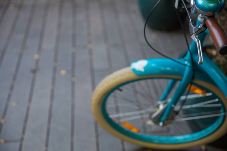在街上的老式自行车。手柄和轮子的顶部视图