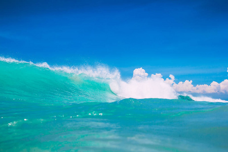 海洋中的蓝色波浪。清澈的水晶波