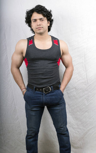 年轻的印度男性灰色背心模型图片