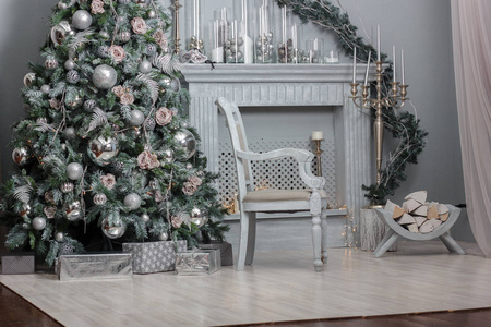 圣诞装饰有漂亮的椅子, 壁炉和圣诞树的房间