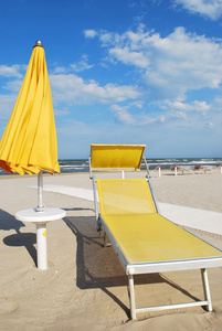 沙滩椅和伞