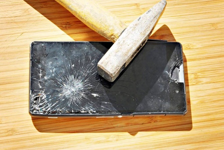 上表用锤子砸了的手机屏幕
