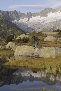 在一个高山湖泊登山期间日出使休息