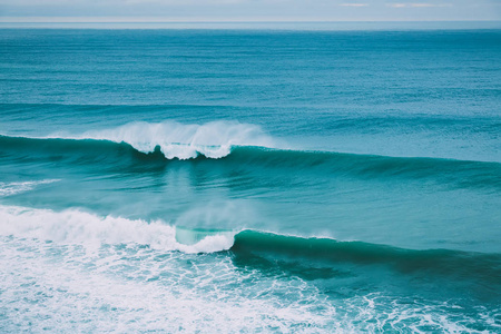 白天海洋中的蓝色波浪