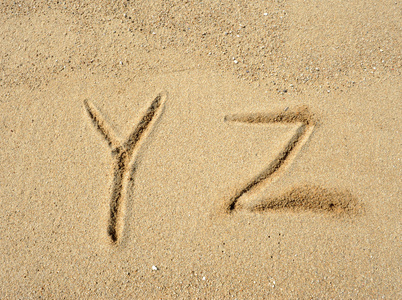 沙滩上手写的字母表字母
