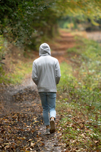 一个 atumn 的日子里独自行走的十几岁男孩