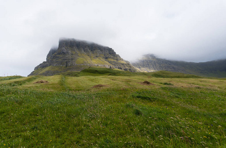 法罗群岛 Vagar 岛上 Gasadalur 瀑布附近的悬崖