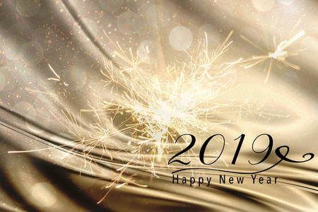 在金色和银色的抽象背景上与丝绸织物的烟火。新年快乐2019报价。完美的社会媒体运动