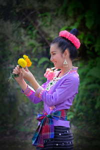 美丽的亚洲女子花手与泰国传统服饰