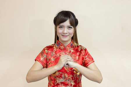 中国传统中式或旗袍的亚洲女人欢迎表达和幸运在农历新年庆典中的红金色风格