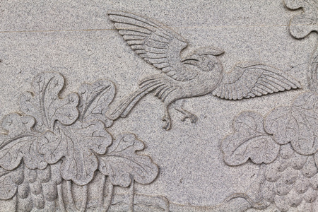 泰国中国寺庙石壁雕刻的鸟