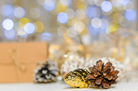 圣诞节和新年礼物和装饰品在一个模糊的背景与自由 copyspace