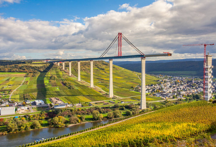 摩泽尔河 Vineyads 和 Hochmoselbruecke 下建设德国