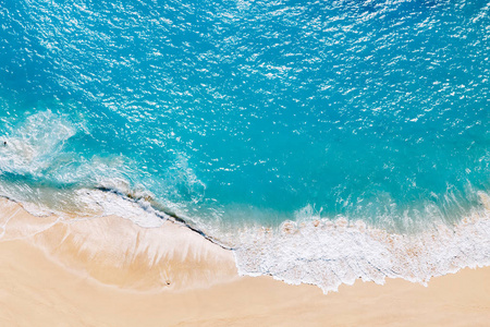 鸟瞰热带沙滩和蓝色海洋
