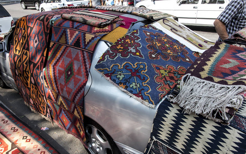 在 Yerewan 的集市上出售地毯