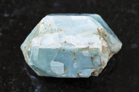 蓝色磷灰石宝石的原始水晶在黑暗
