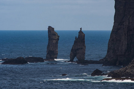 酚醛和 Kellingin, 巨人和女巫, Eystruroy 岛, F